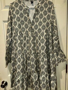 SHEIN Green & Cream Geometric Midi Tiered Dress